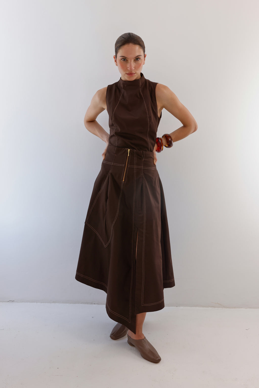 Conjunto de Blusa y Falda de Satén Alba Mocha