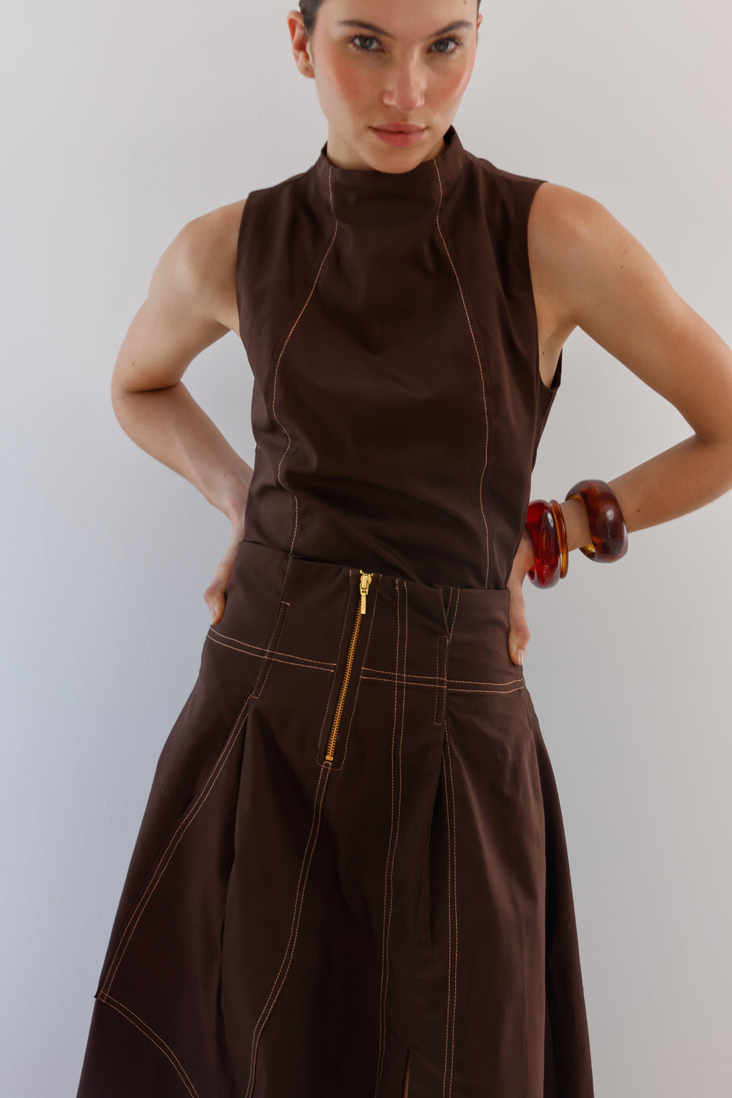 Conjunto de Blusa y Falda de Satén Alba Mocha